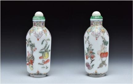 EINE FAMILLE-ROSE-EMALIERTE WEIßGLAS-SNUFFFLASCHE 