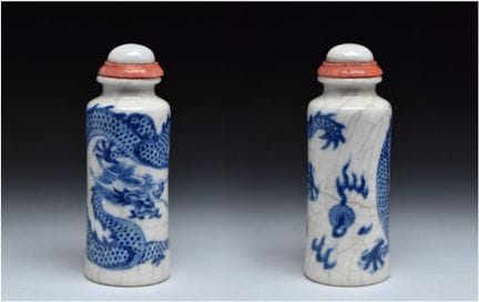 BOUTEILLE À TABAC EN PORCELAINE BLEUE ET BLANCHE D
