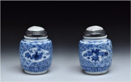 BOUTEILLE À TABAC « WUFU » EN PORCELAINE BLEUE ET 