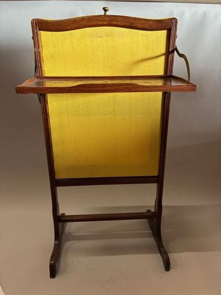 Petit écran de cheminée en bois naturel et garni d