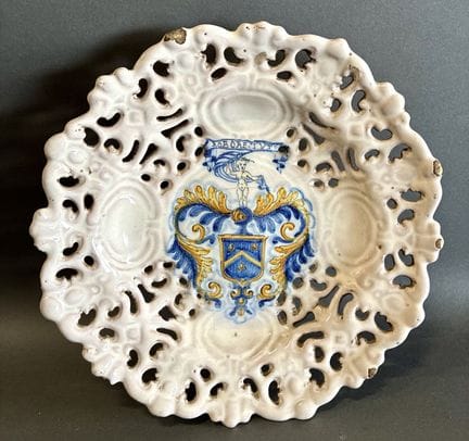 ITALY - FAENZA (late 16th century)
Earthenware bow