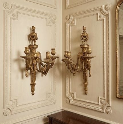 Paire d'appliques en bronze doré surmontées de cas