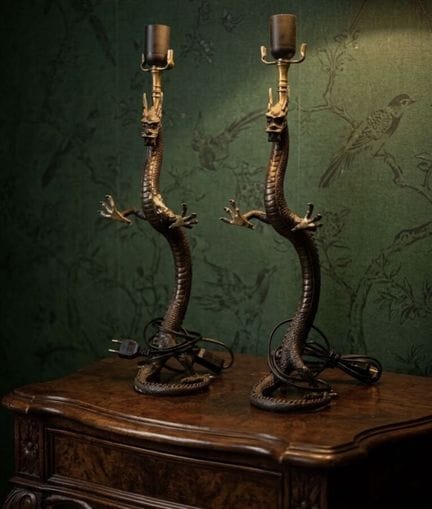 Paire de lampes en métal formant un dragon 
47 x 1