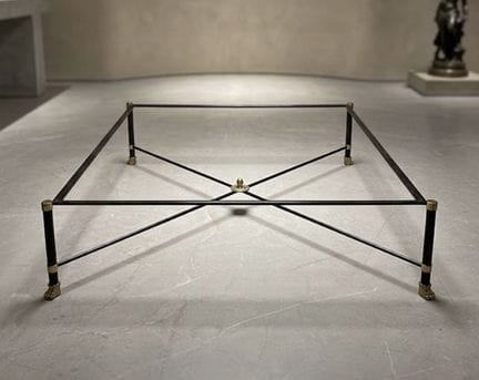 Table basse en métal noir et doré à la pomme de pi