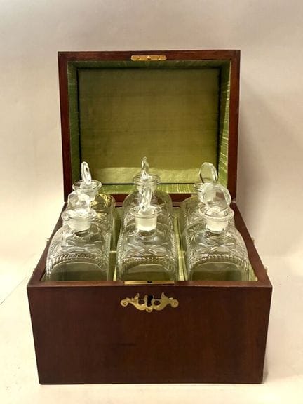 Liqueur cabinet made of mahogany and mahogany vene