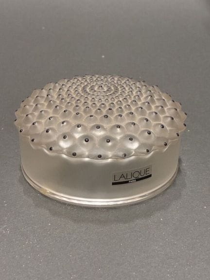 LALIQUE
Bonbonnière en cristal moulé presse, modèl