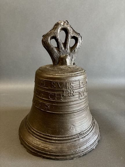 Bronze bell bearing the inscription "I belong to G