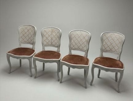 Suite de quatre chaises en bois laqué gris mouluré