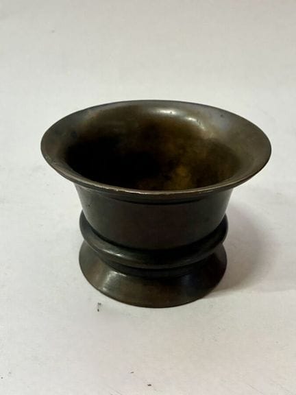 Bronze mortar 
H. 7 cm and D. 10.5 cm
