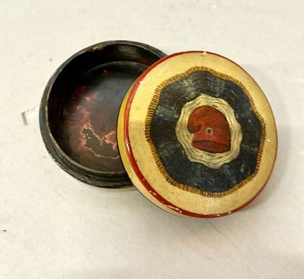 Papier-mâché box decorated with a cockade featurin