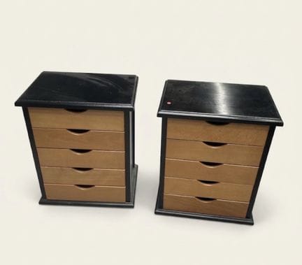 Paire de chevets en bois laqué noir et naturel, à 