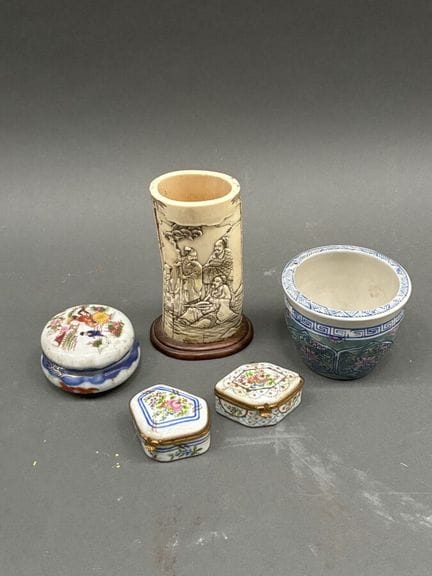 Lot d'objets divers de style Asiatique

Frais volo