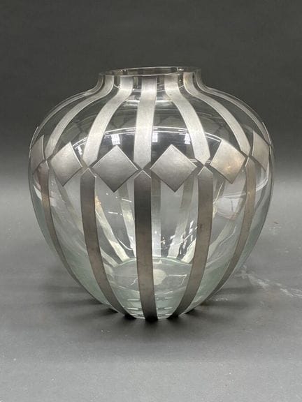 Vase en verre à décor géométrique
H. 35 cm et D. 3
