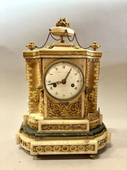 Pendule borne en bronze doré et marbre blanc, cadr
