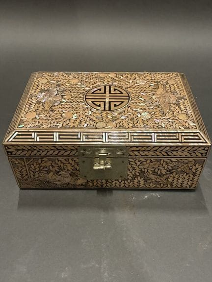 Boite à bijoux en bois laqué à décor de marqueteri