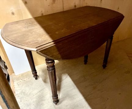 Une table à volets en bois naturelle, plateau oval