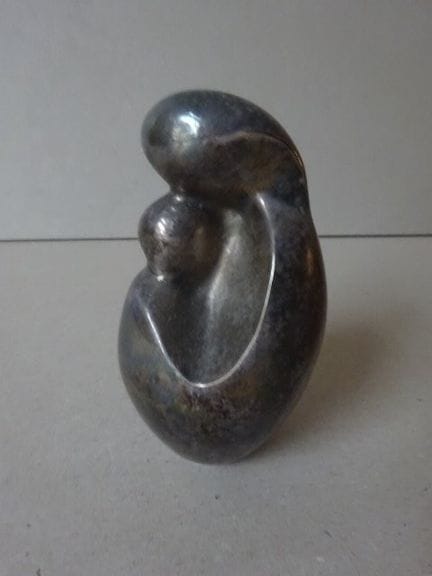 舒曼，皮埃尔（1917年出生于海德——2011年逝于欧廷）。《母亲与孩童》。镀银金属雕塑。约1970