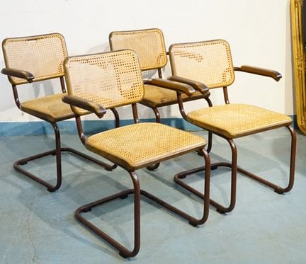 4 sillas de pata libre de Thonet con reposabrazos;