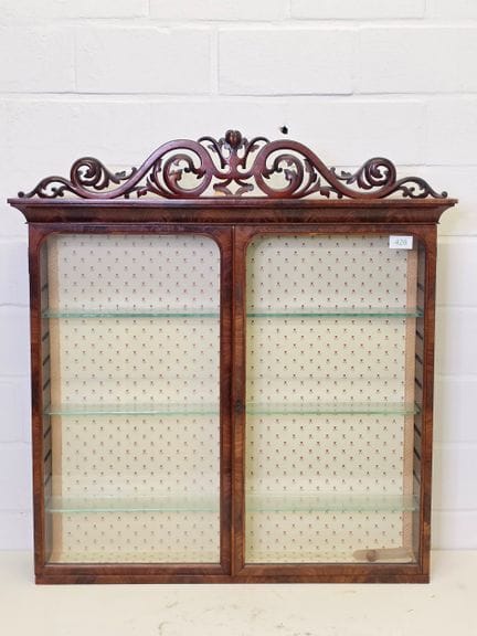 Elegante vitrina de caoba maciza y chapada, c. 186