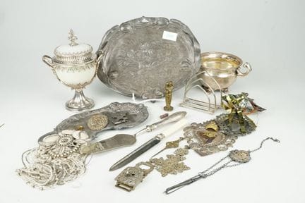 Oggetti decorativi antichi in metallo – Collezione