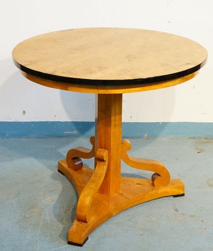 Table de salon Biedermeier en bouleau flammé, vers
