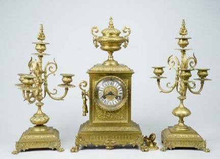 Orologio da camino con supporti laterali in bronzo
