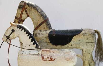 Coppia di cavalli giocattolo storici, 1920 circa. 