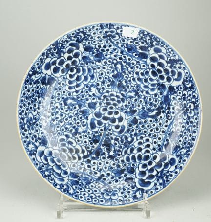 Piatto Qianlong con decorazione sotto smalto, Cina