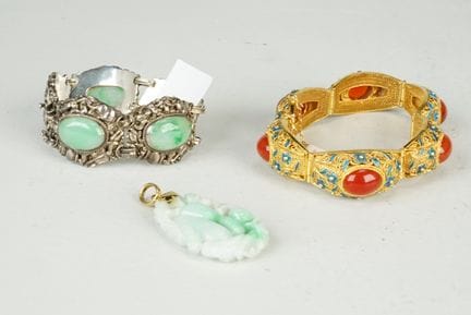 3 pezzi di gioielleria in argento, bracciale a mag