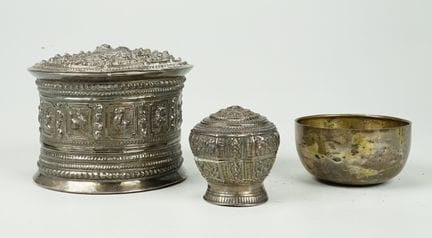 Coppia di scatole per noci di betel in argento sba