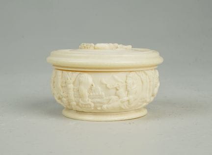 Scatola a vite con fanciullo di Bacco e allegorie 