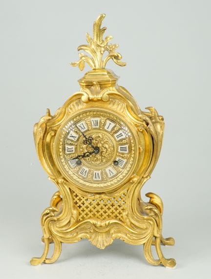 Orologio da camino francese in bronzo dorato. Cass