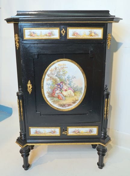 Credenza da salotto ebanizzata con grandi decorazi