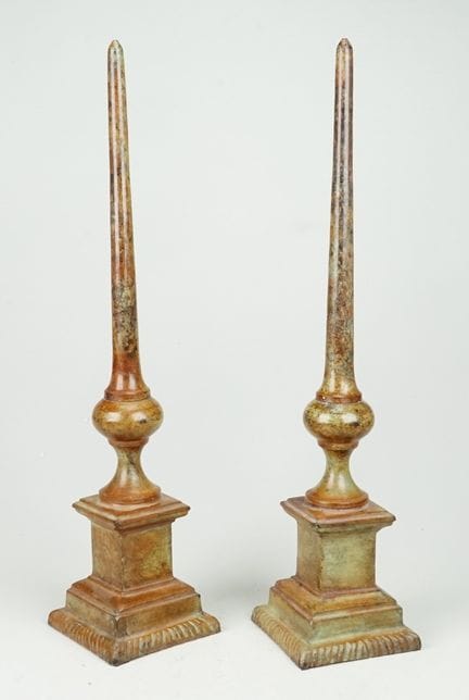 Due ornamenti decorativi per il colmo del tetto (É