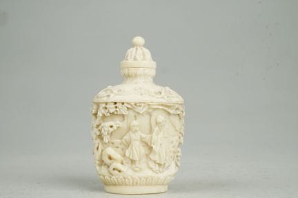 3 sculture cinesi in avorio: una bottiglia da taba