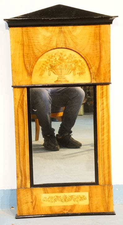 Precioso espejo de estilo Biedermeier con arco de 