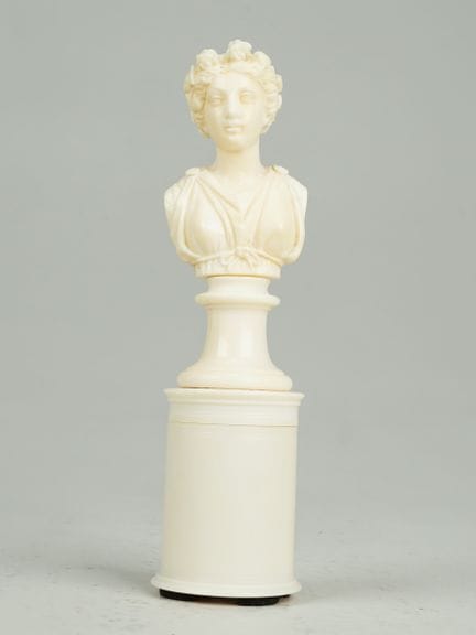 Busto in stile neoclassico raffigurante una bella 