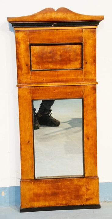 Due piccoli specchi in stile Biedermeier con corni