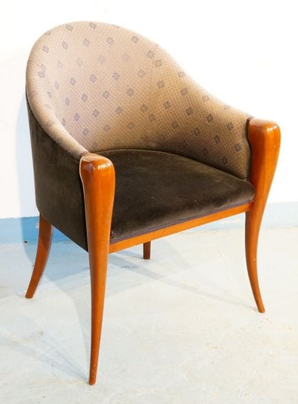 Elegante sillón de Roberto Ventura, de madera maci