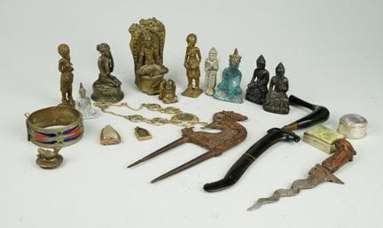 Collezione di Kris in bronzo raffiguranti il Buddh