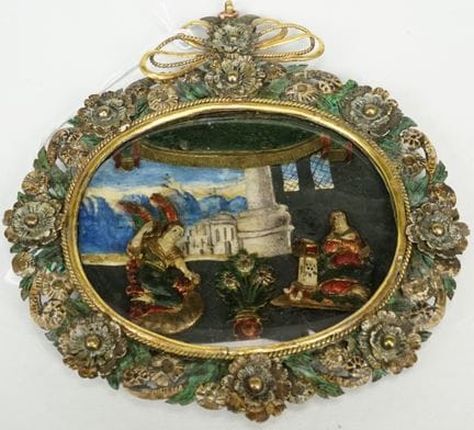 约1690年制作的金属工艺品，采用锤揲工艺：“报喜”浮雕——花卉边框为火镀金黄铜，人物形象采用全立体