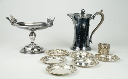 Collezione di oggetti placcati in argento; brocca 