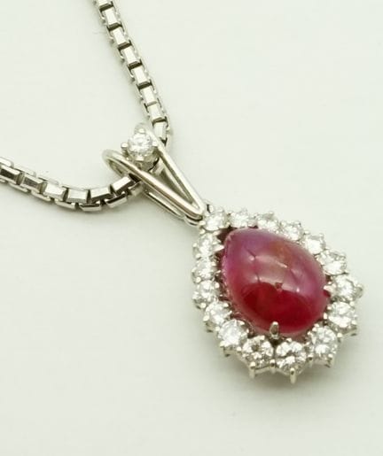 Collana con rubino a goccia e incastonature a bril