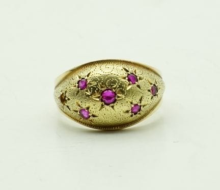 Anello a fascia con rubino a stella e rubini russi