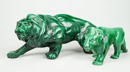 Coppia di sculture di leoni maschi, XX secolo. Cer