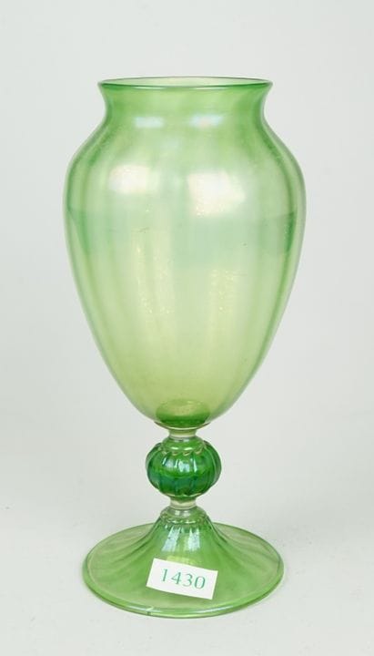 Jugendstil Fußvase in schillerndem Grün, um 1900Tr