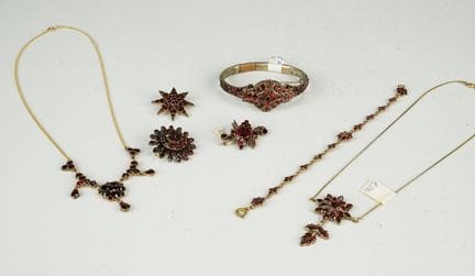 Set di gioielli con granati, 7 pezzi - (2) Metallo