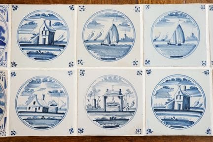 Collezione di 32 piastrelle di Delft “Bibeltjes” d