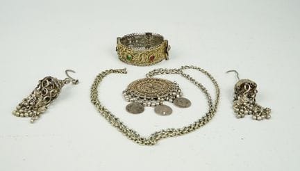 Set di gioielli beduini in argento, in parte rives