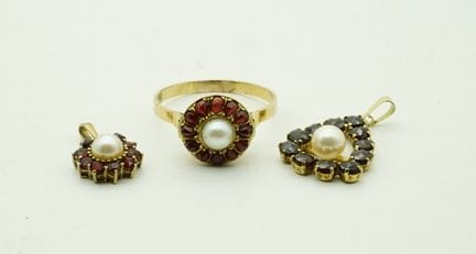 Tre gioielli con granati 585/333 GG. Anello con pe